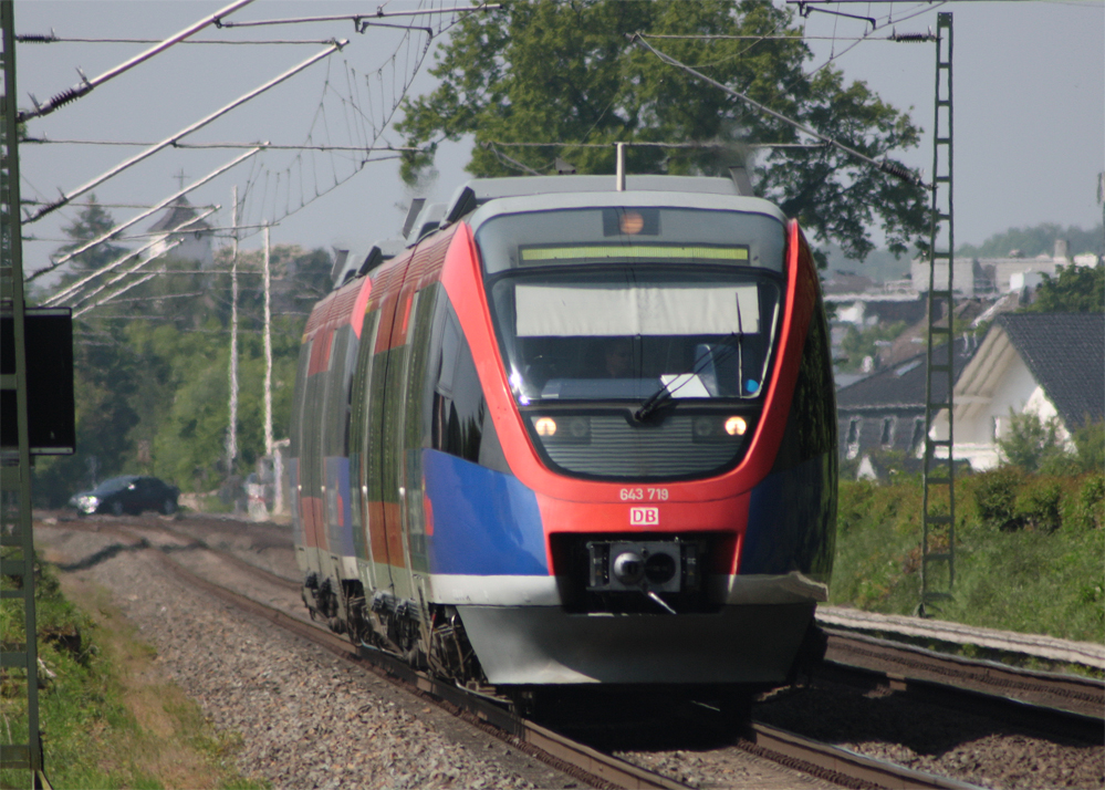 643 219 und 643 2**-* der Euregiobahn Aachen als berfhrung aus Aachen nach Dsseldorf-Abstellbahnhof am Km 28.8 zwischen Geilenkirchen und Lindern, 22.5.10