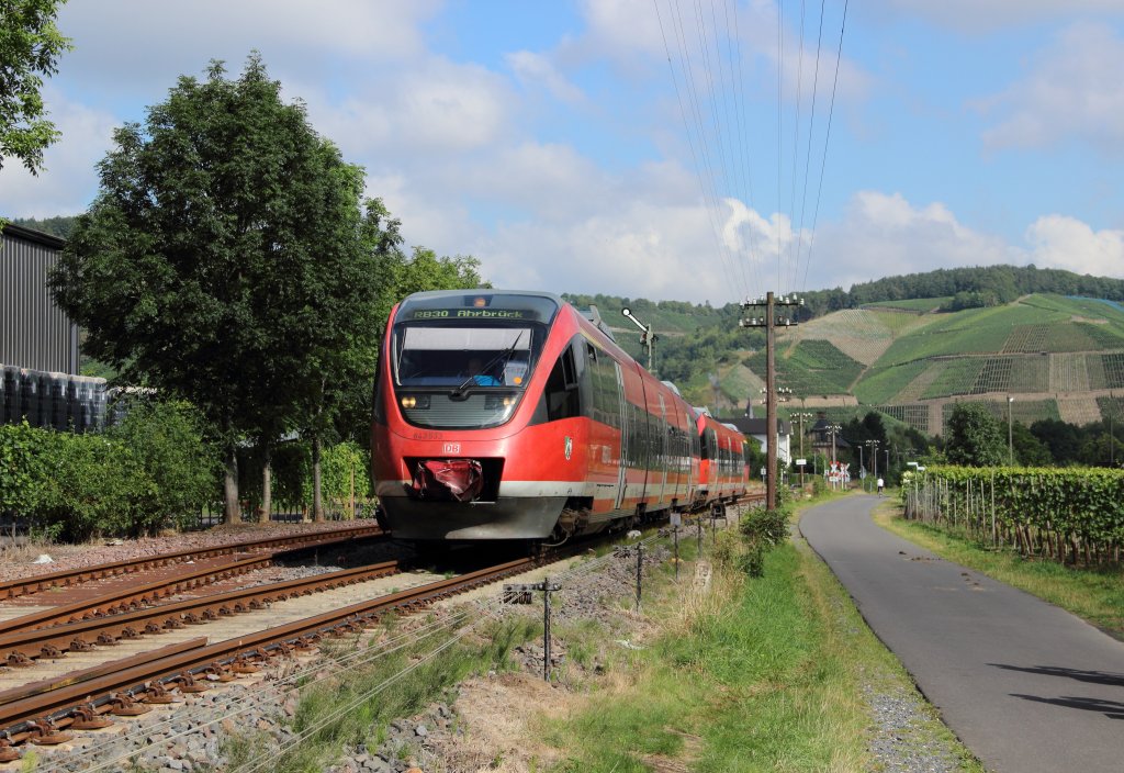 643 533 und ein weiterer 643 als RB 30 nach Ahrbrck in Dernau am 01.09.2012