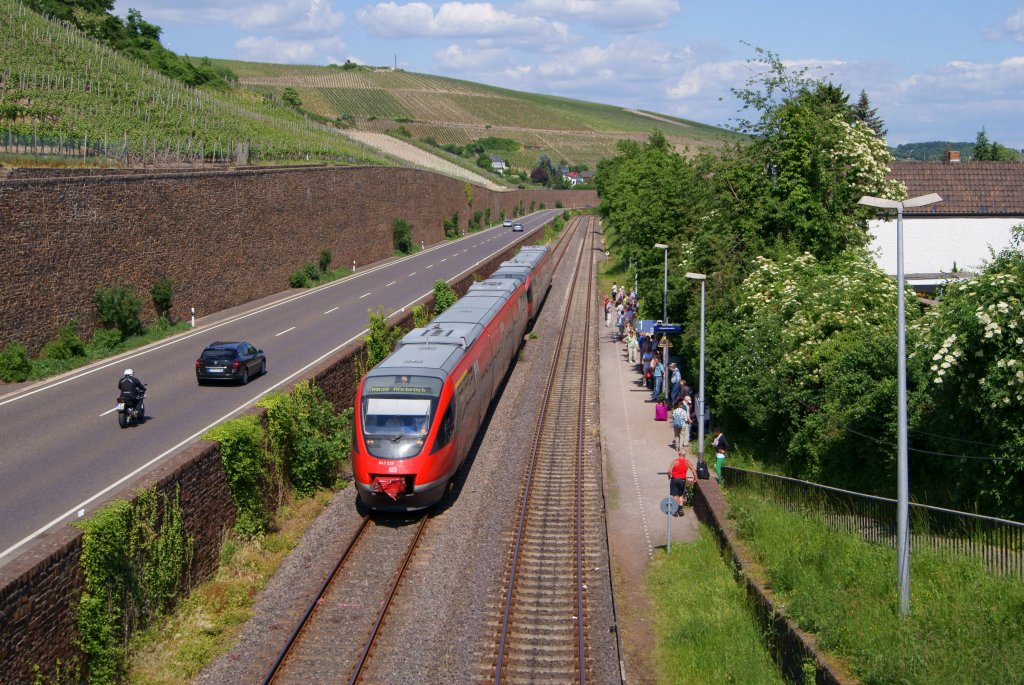 643 539 + 643 537 als RB 30 nach Ahrbrck bei der Einfahrt in Ahrweiler Markt am 27.05.2012