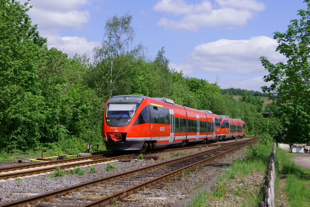 643 539 und ein weiterer 643 als RB 30 nach Ahrbrck kurz vor der Einfahrt in Ahrweiler am 13.05.2012