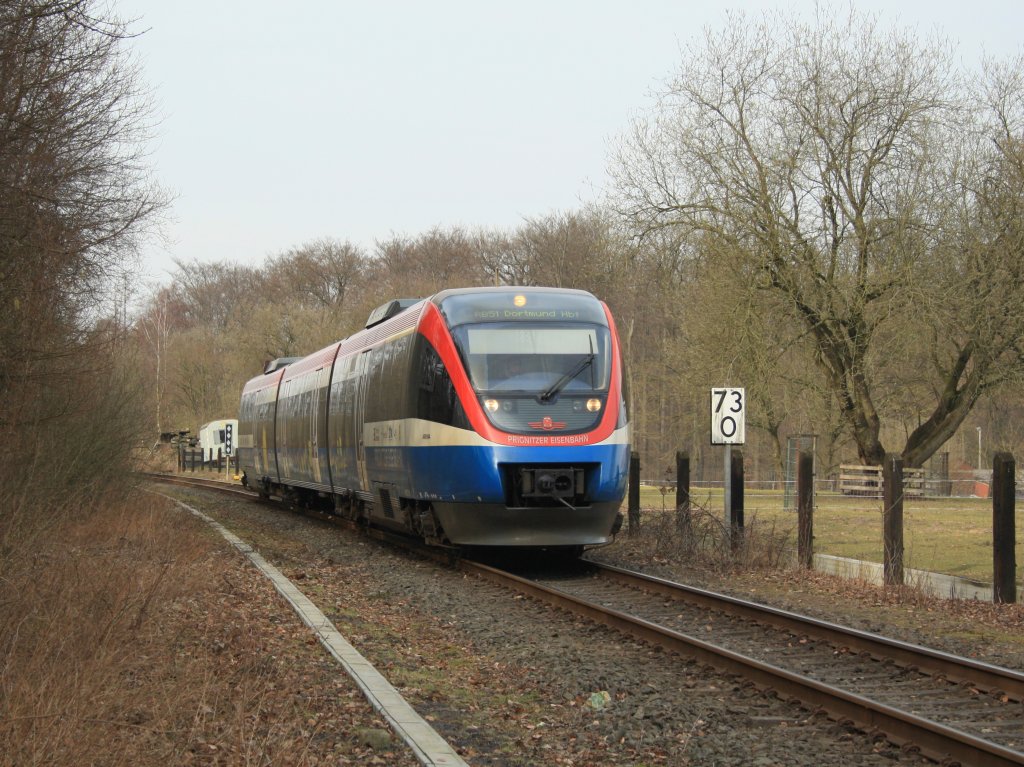 643.15 der PEG erreicht in krze als RB51  Westmnsterland-Bahn  von Enschede nach Dortmud, den Haltepunkt Legden.
Legden, 12.03.2011