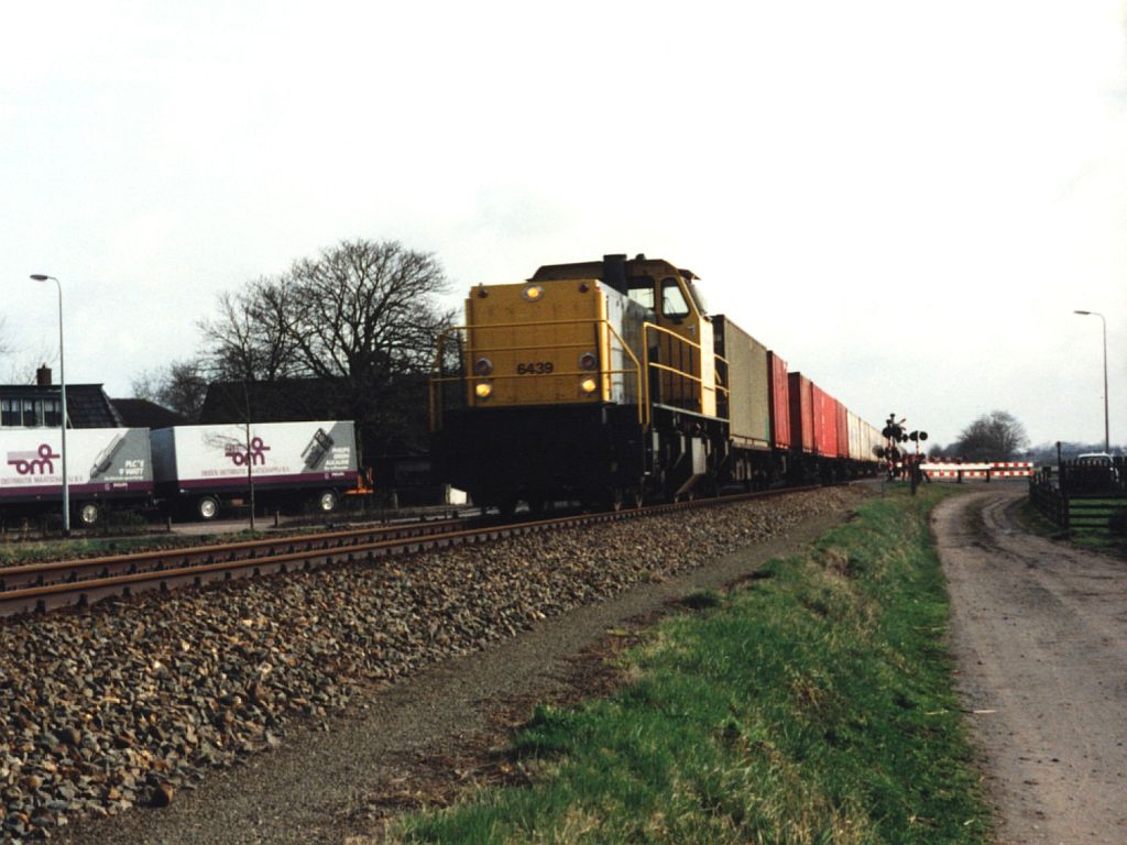 6439 mit Gterzug 55711 Onnen-Leeuwarden bei Tytsjerk am 23-3-1992. Bild und scan: Date Jan de Vries.