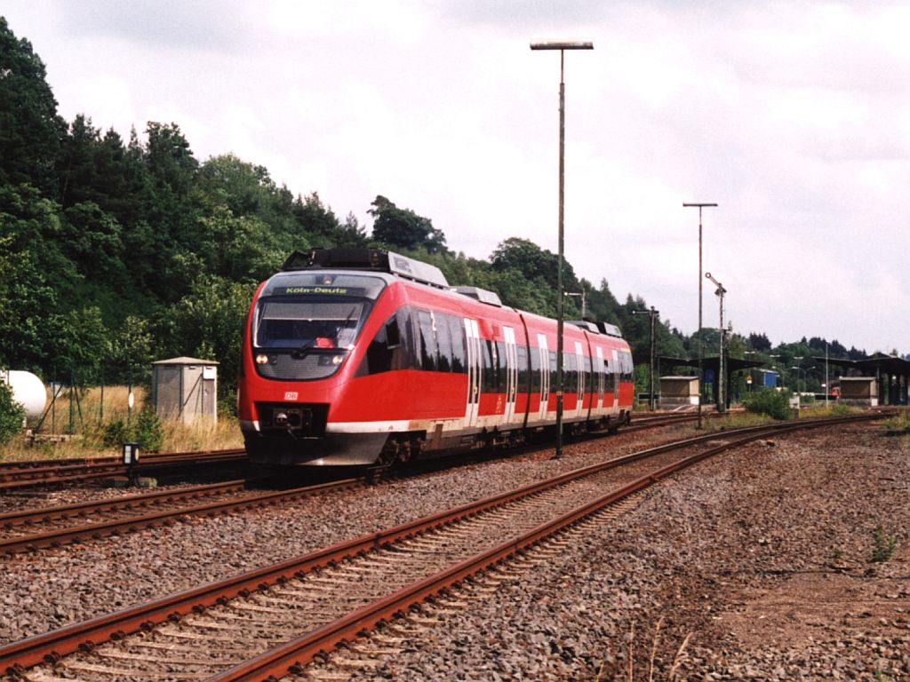 644 002-1/944/644 mit RE 11420 (Eifel-Express) Gerolstein-Kln Deutz in Jnkerath am 23-7-2004. Bild und scan: Date Jan de Vries. 