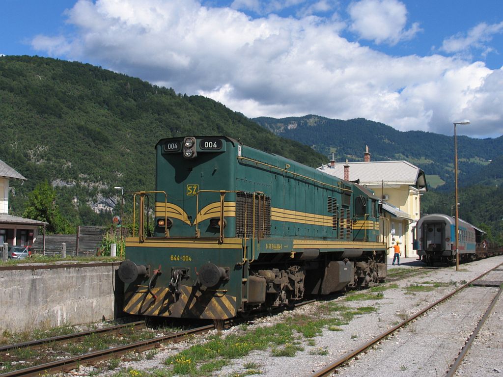 644-004 auf Bahnhof Bohinjska Bistrica am 8-8-2010.