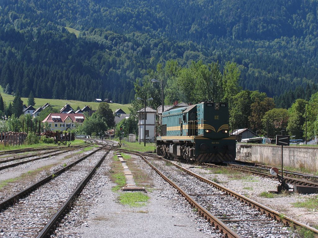 644-004 whrend umlaufen auf Bahnhof Bohinjska Bistrica am 8-8-2010.