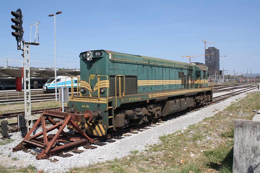 644-012 am 15.August 2012 im Bf. Ljubljana.