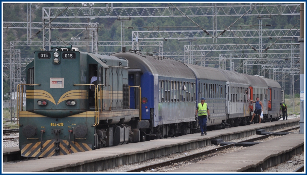 644-015 bringt die Wagen des Nachtschnellzuges D1343 in die Abstellanlage etwas ausserhalb des Bahnhofs Bar. (24.07.2012)