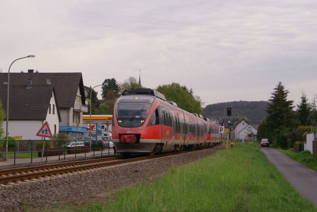 644 017 und ein weiterer 644 als RB 25 nach Kln-Hansaring in Overath am 28.04.2012