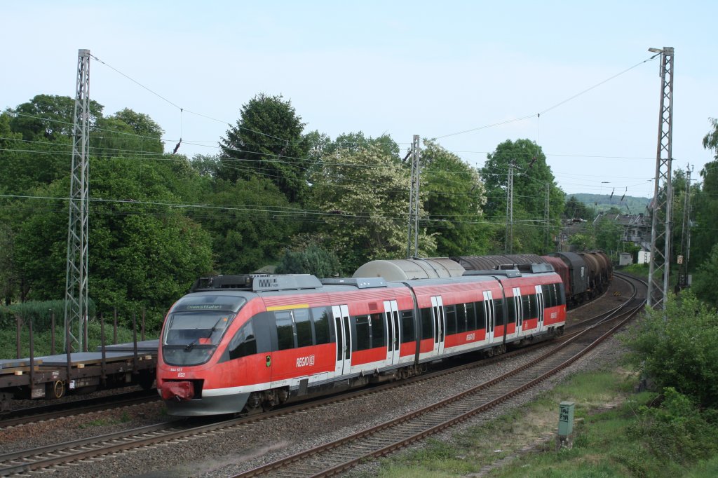 644 024 kommt von einer bergabefahrt ( brachte einen 643.2 nach Aachen)
zurck durch Eschweiler nach Kln am 08.05.11
