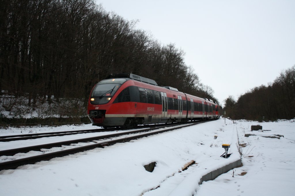 644 031 und ein weiters Fahrzeug befhrt am 06.01.2011 die Einfartsweiche in Witterschlick