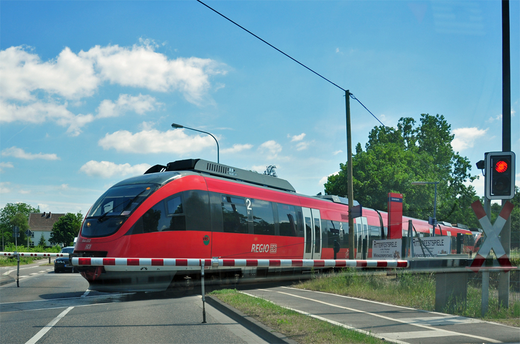 644 032 von Bad Mnstereifel nach Euskirchen kreuzt den B Eu-Zuckerfabrik - 01.06.2011