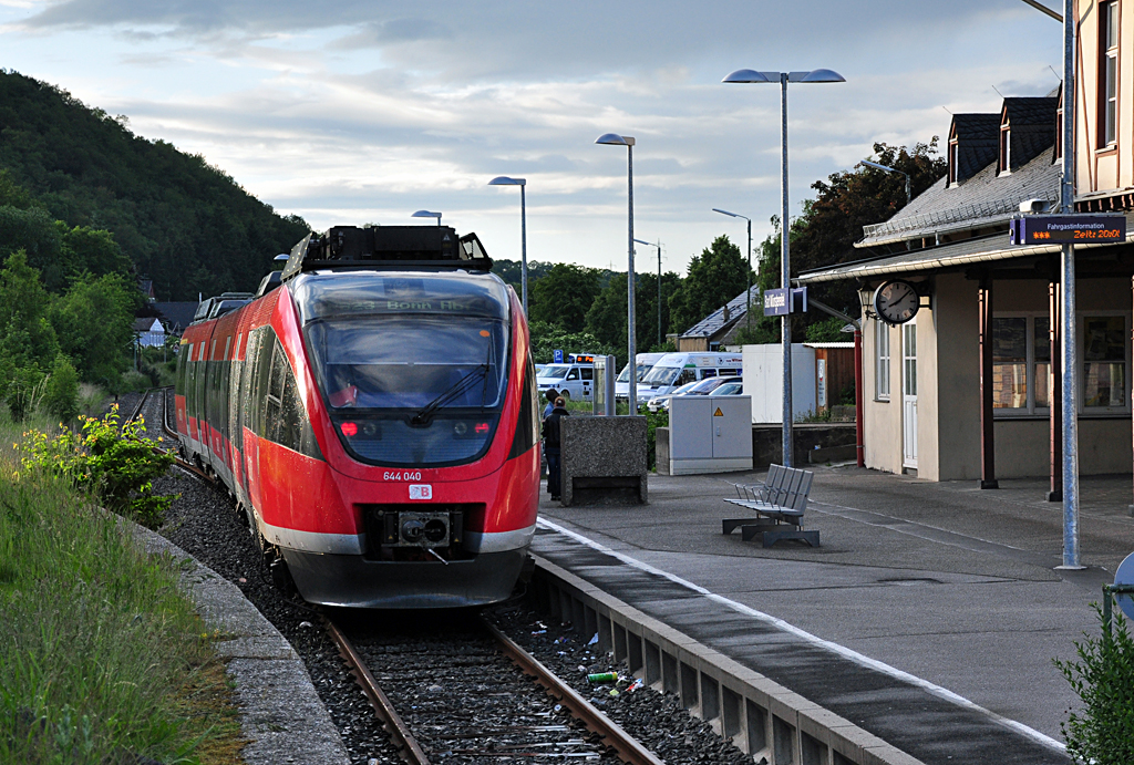 644 040 bei Dmmerung im Bf Bad Mnstereifel - 08.06.2012