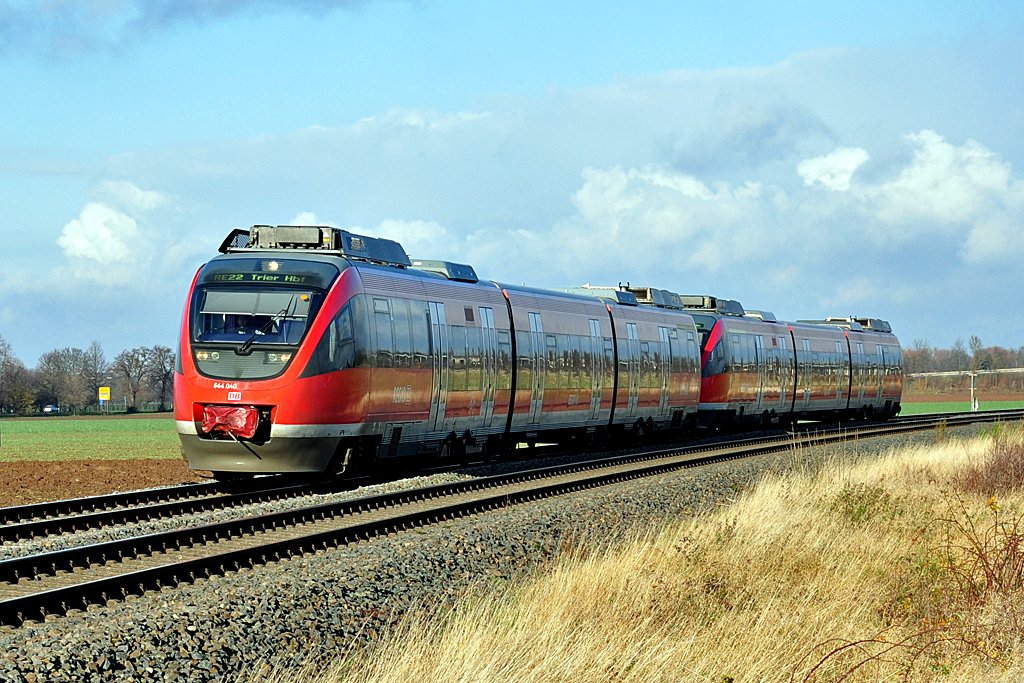 644 040 RE22 von Kln nach Trier kurz vor Euskirchen - 06.12.2012