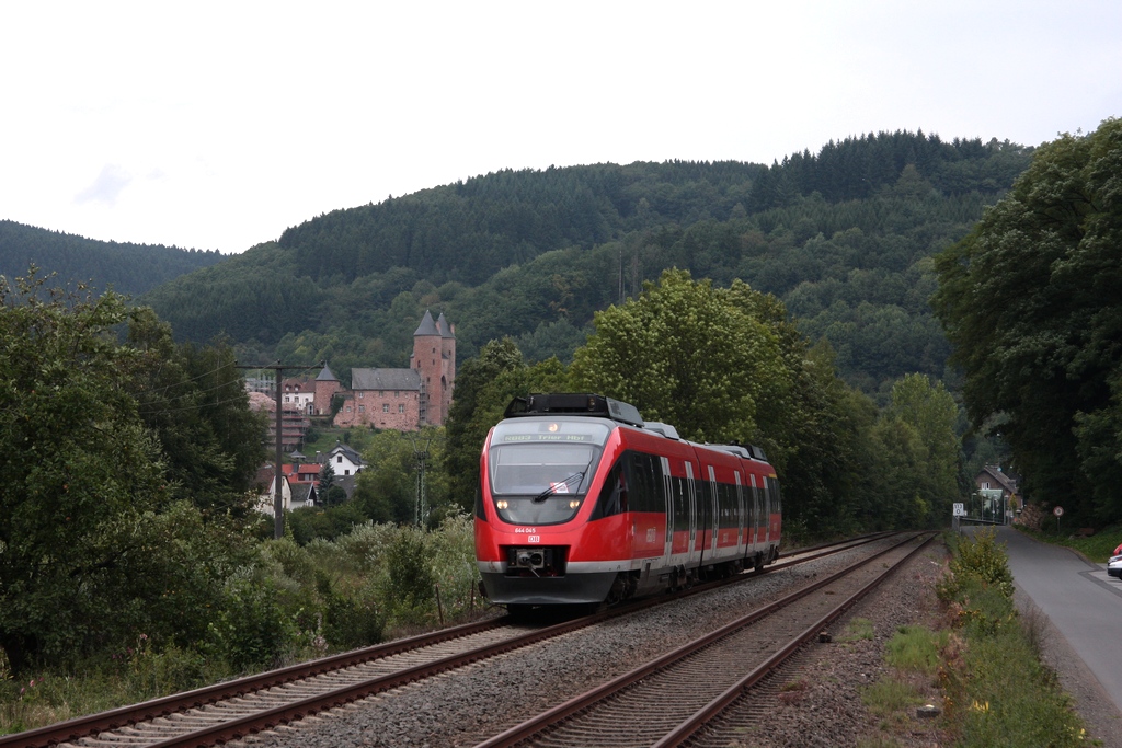 644 045/545 als RE11405 nach Trier bei Mrlenbach am 14.09.2010, im Hintergrund die Bertradaburg.