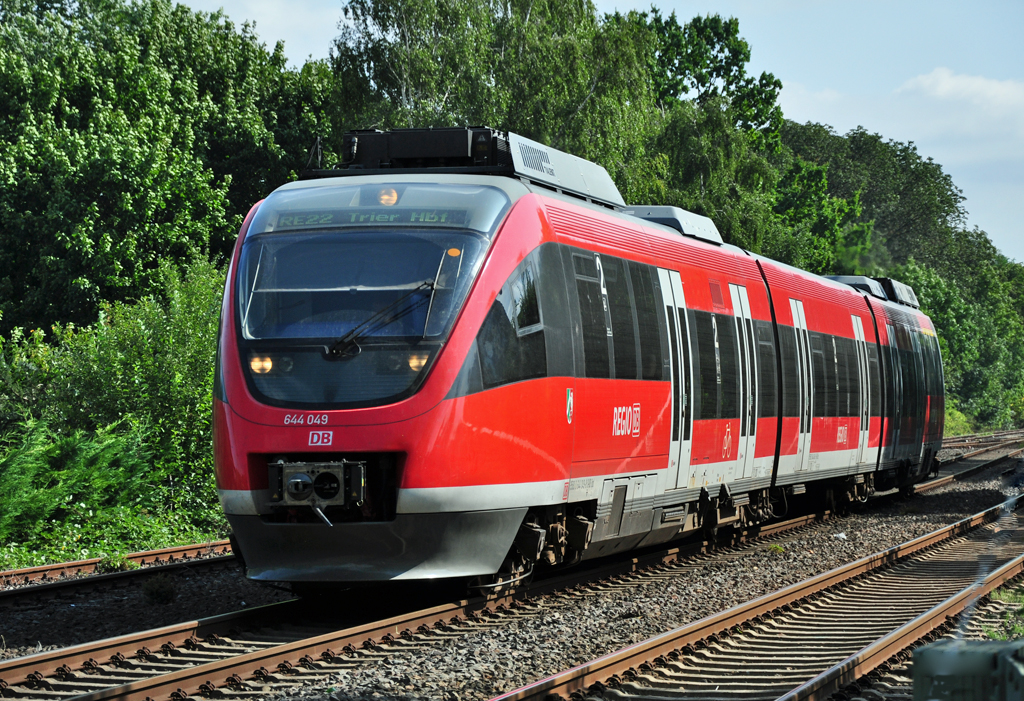 644 049 RE22 nach Trier kurz nach Abfahrt vom Bf Euskirchen - 22.08.2012