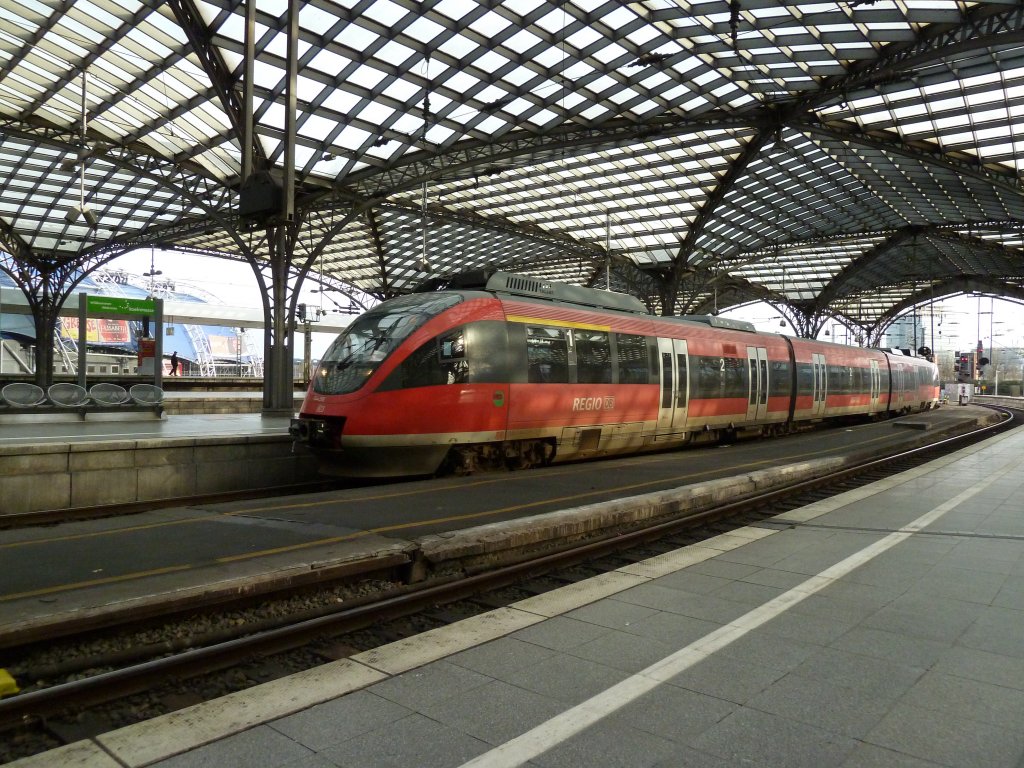 644 518 und eine weitere 644-Garnitur sind am 04.01.12 Richtung Trier unterwegs. Hier ist der Zug in Kln Hbf zu sehen.