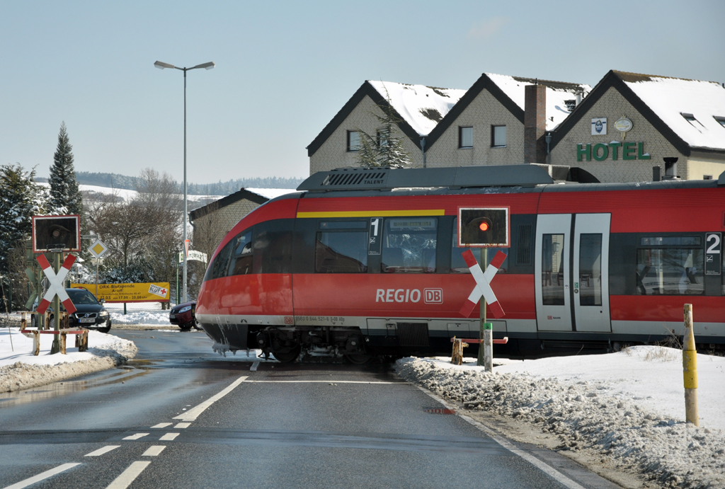 644 521-6 kreuzt Bahnbergang in Eu-Aroloff - 13.03.2013