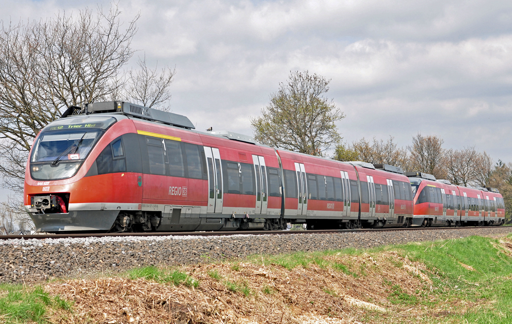 644 527 RE12 nach Trier kurz vor Bf Derkum - 10.04.2010