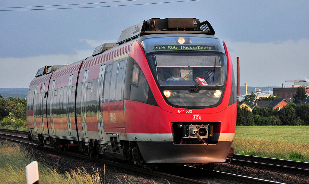 644 539, RB24 nach Kln-Deutz, kurz vor Sonnenuntergang zwischen Euskirchen und Derkum - 11.06.2010