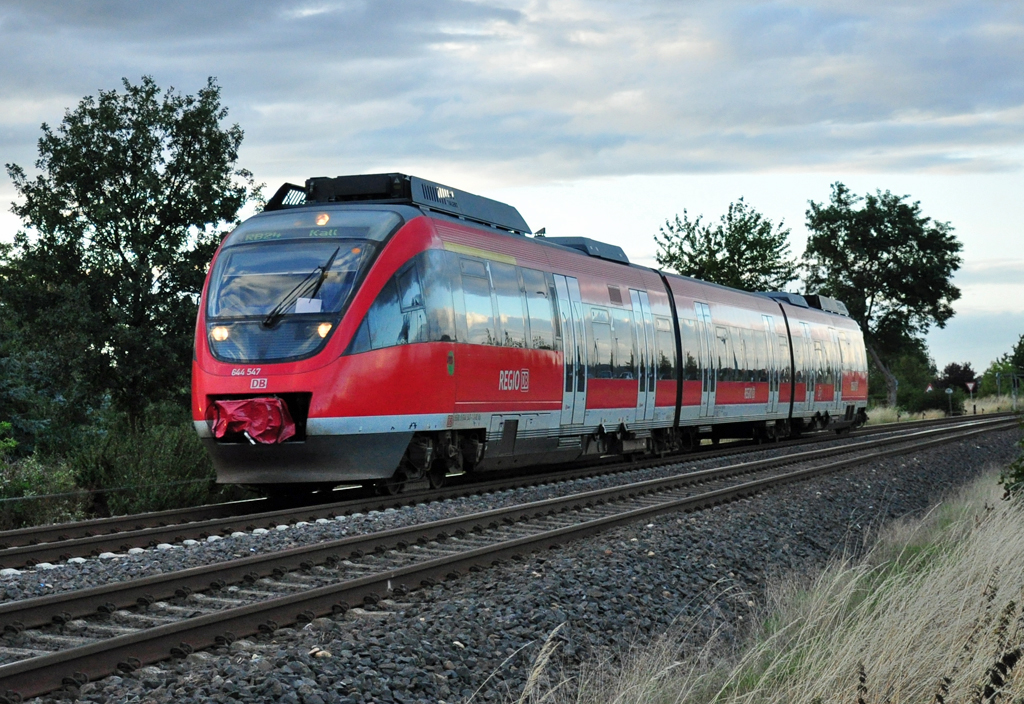 644 547 RB24 von K�ln nach Kall/Eifel, in der Abendd�mmerung bei Derkum - 09.08.2011