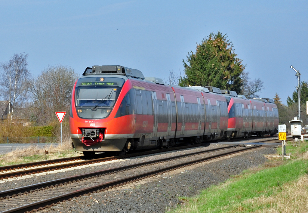 644 547 RE22 von Kln nach Trier bei Derkum - 16.03.2012