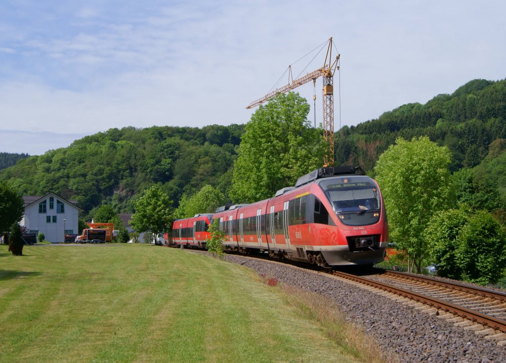 644 548 & 643 043 verlassen am 27.05.2012 als RB 30 nach Bonn den Bahnhof Ahrbrck