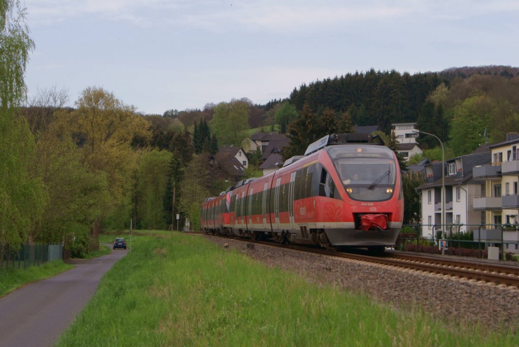 644 548 und ein weiterer 644 als RB 25 nach Overath kurz vor der Einfahrt in Overath am 28.04.2012