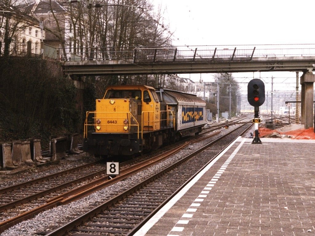 6443 mit Gterzug Unit Cargo 55504 Kesteren-Arnhem auf Bahnhof Arnhem am 17-3-1998. Bild und scan: Date Jan de Vries.