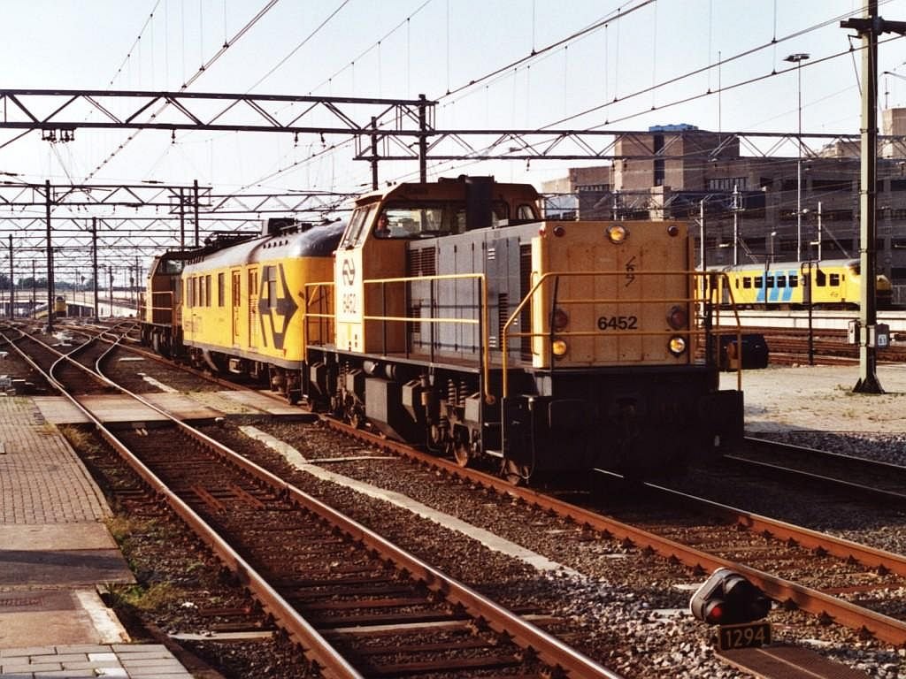 6452 und 6509 mit CTOzug auf Utrecht Hauptbahnhof am 4-6-2000. Bild und scan: Date Jan de Vries.