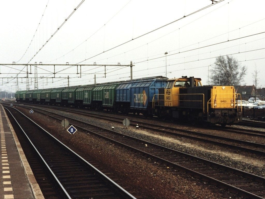 6453 mit Gterzug 57660 Apeldoorn VAM-Apeldoorn auf Bahnhof Apeldoorn am 25-2-1992. Bild und scan: Date Jan de Vries.