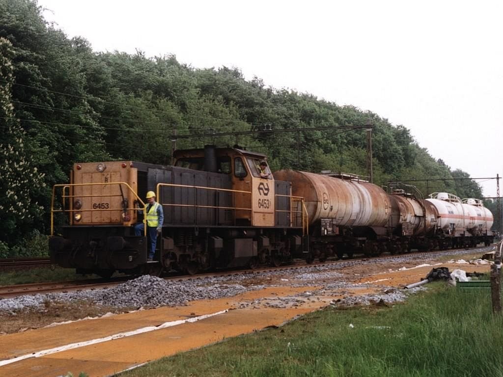 6453 mit eine bergabegterzug von die AKZO in Hengelo am 14-5-2001. Bild und scan: Date Jan de Vries.