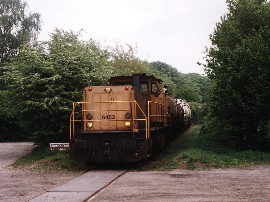 6453 mit bergabegterzug AKZO-Hengelo NS in die Nhe von dem Anschlubei an der Hauptbahn Hengelo-Enchede bei Hengelo am 15-5-2001. Bild und scan: Date Jan de Vries.