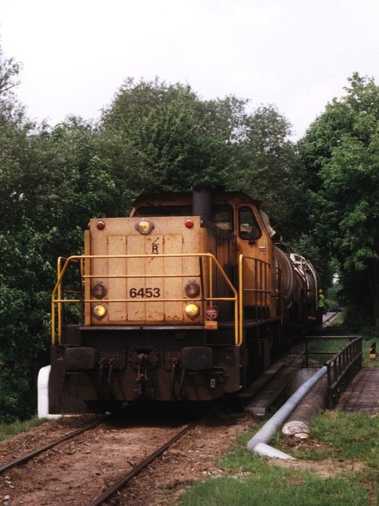 6453 mit bergabegterzug AKZO-Hengelo NS bei der Brcke ber das Twentekanaal bei Hengelo am 15-5-2001. Bild und scan: Date Jan de Vries.

