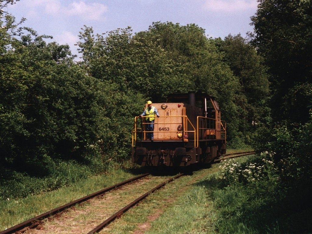 6453 mit eine bergabegterzug nach die AKZO in Hengelo am 14-5-2001. Bild und scan: Date Jan de Vries.