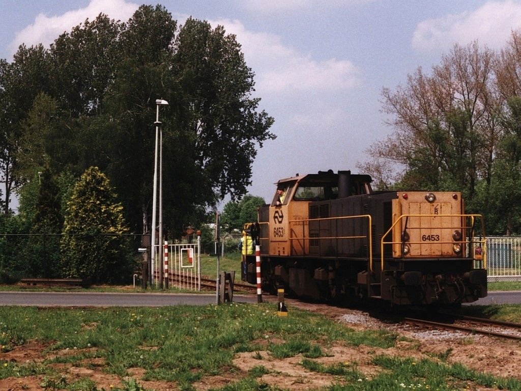 6453 mit eine bergabegterzug nach die AKZO in Hengelo am 14-5-2001. Bild und scan: Date Jan de Vries.