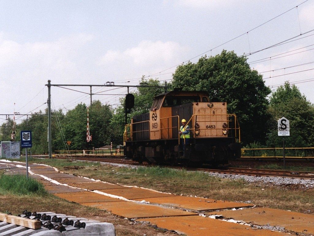 6453 mit eine bergabegterzug nach die AKZO in Hengelo am 14-5-2001. Bild und scan: Date Jan de Vries. Bild und scan: Date Jan de Vries.