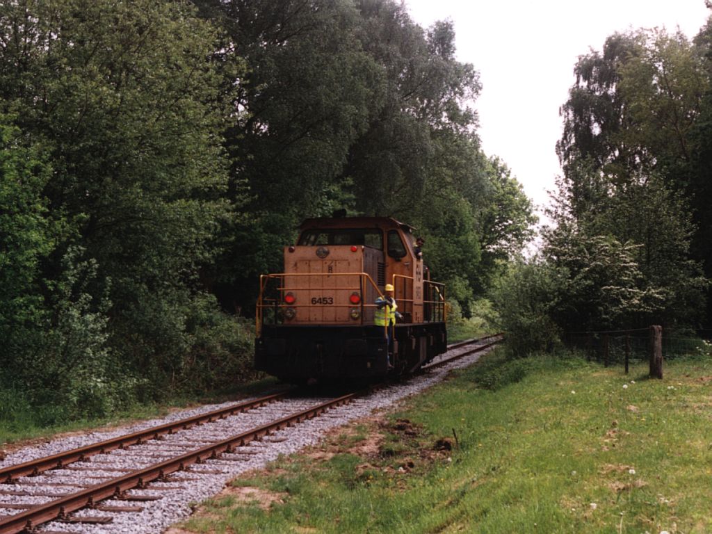 6453 mit eine bergabegterzug nach die AKZO in Hengelo am 14-5-2001. Bild und scan: Date Jan de Vries.
