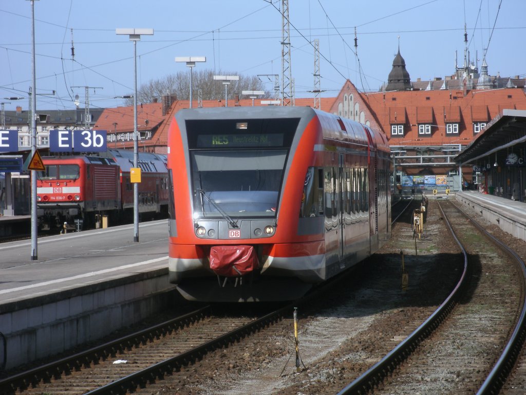 646 005 fuhr am 01.April 2011 in Stralsund an den Bahnsteig,um dann als RE 13057 nach Neustrelitz zufahren.