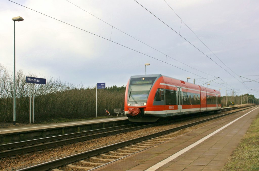 646 028 pendelt als RE 1 zwischen Frankfurt(oder) und Eisenhttenstadt, Bahnhof Wiesenau, 14.12.2011 
