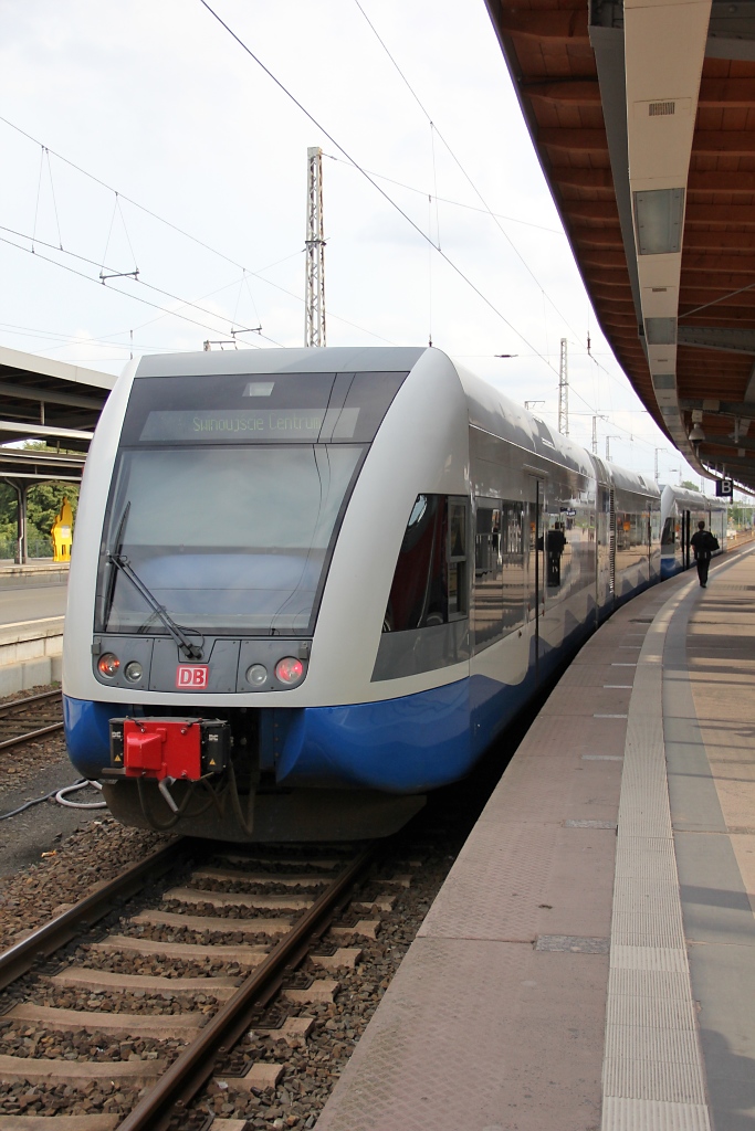 646 102 und 646 152, zwei GTW der UBB warten im Bahnhof Stralsund auf Abfahrt mit dem Ziel Swinoujscie Centrum. Aufgenommen am 07.08.2011.
