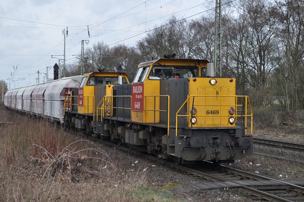 6469 und 6468 (BR 264) von Railion DB Logistics in Dinslaken am 28.03.2010