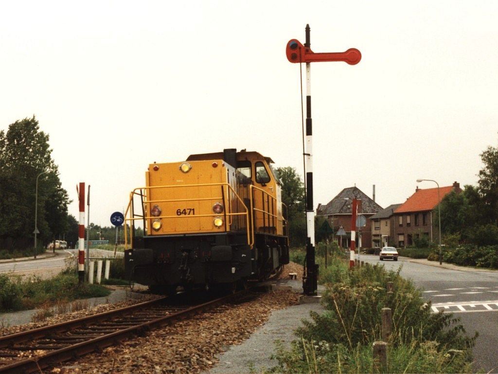 6471 auf die Gterstrecke zwischen Born und Sittard in Born bei eine alte Formsignal am 20-08-1992. Bild und scan: Date Jan de Vries.