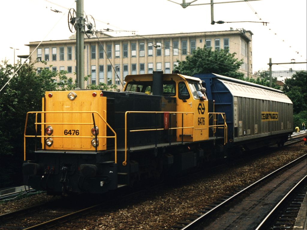 6476 mit bergabegterzug 59500 Nijmegen-Arnhem auf Bahnhof Arnhem am 1-7-1996. Bild und scan: Date Jan de Vries.