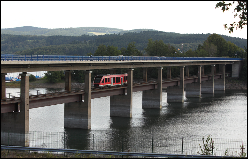 648 001 ist auf dem Rckweg nach Finnentrop und berquert einen Seitenarm des Bigeesees. (04.09.2010)