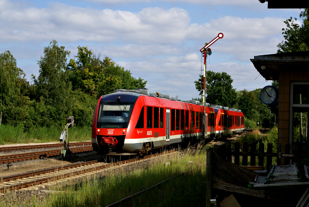 648 003 und ein weiterer LINT am 26.06.2010 als RB nach Flensburg in Neuwittenbek.