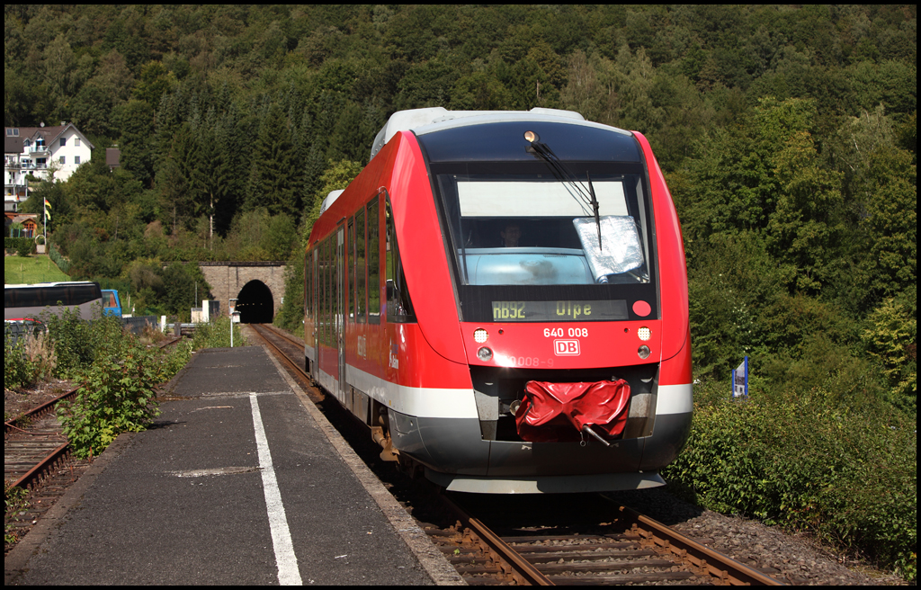 648 008 erreicht den Haltepunkt Sondern/Biggesee. (04.09.2010)