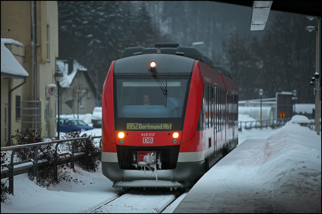 648 112/612 erreicht als RB52  Volmetalbahn  den Haltepunkt Schalksmhle. (26.12.2010)