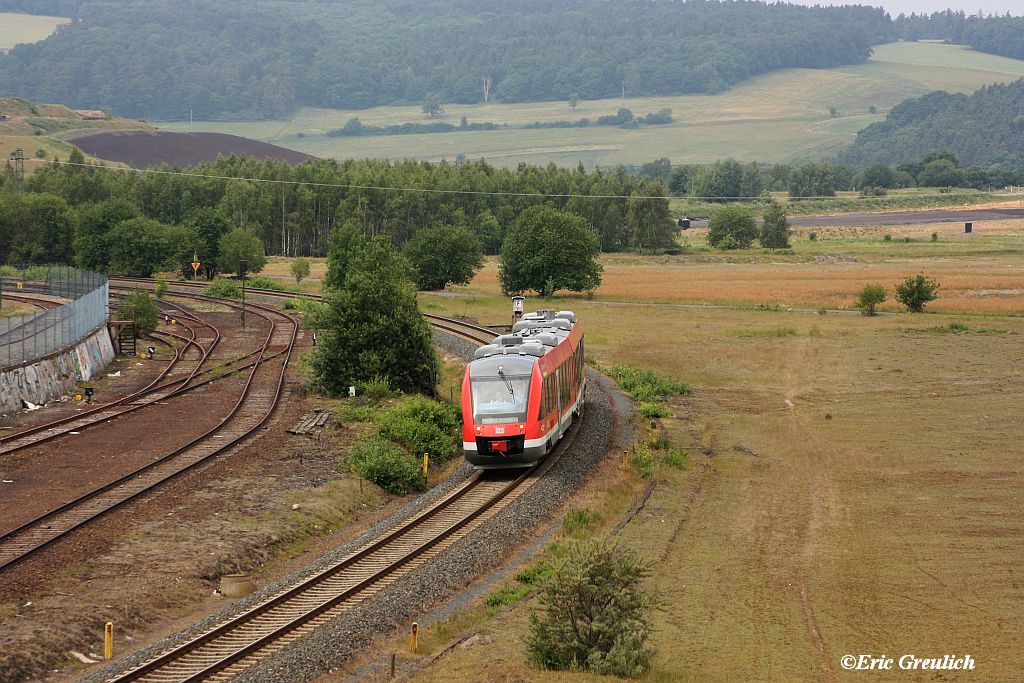 648 257 mit der RB Holzminden-Bad Harzburg wenige Kilometer vor ihrem Ziel. Dort mssen dann noch die Halden von Oker durchfahren werden, welche unter anderem mit Schwermetalen wie Zink belastet sind. 11.06.2011.