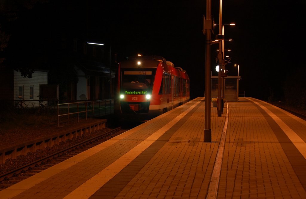 648 262 als RB 14052 Gttingen - Paderborn, hier am Abend des 23.09.2011 beim Halt im Bahnhof Brakel.