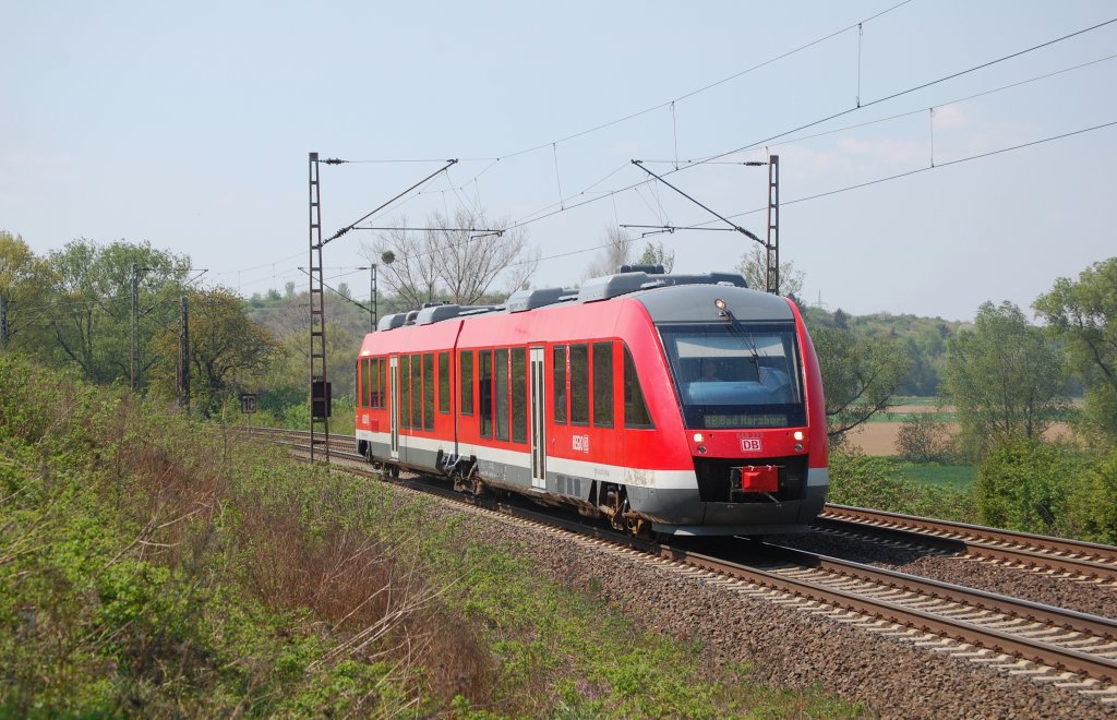 648 272 als RB 14217 Gttingen - Bad Harzburg, steuert ihrem nchsten Halt Kreiensen entgegen. Einbeck-Salzderhelden, 25.04.2011